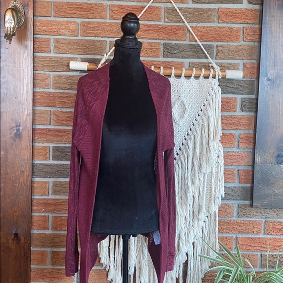 π¦
American Eagle Cardigan - Picture 1 of 5